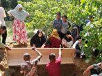 pemakaman-ibu-dan-dua-anaknya-korban-pembunuhan.jpg