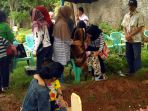 pemakaman-indra-korban-bunuh-diri_1_20170318_145028.jpg