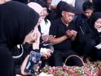 pemakaman-istri-tukul_20160824_132917.jpg