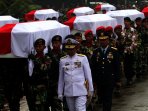 pemakaman-jenazah-13-anggota-tni-korban-kecelakaan-helikopter-di_20160324_113436.jpg
