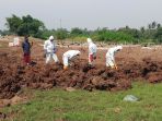 pemakaman-jenazah-covid-19-di-tpu-buniayu-tangerang_20210708_162520.jpg