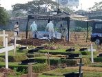 pemakaman-jenazah-dengan-protokol-covid-19-di-tpu-tegal-alur_20200728_213438.jpg