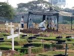 pemakaman-jenazah-dengan-protokol-covid-19-di-tpu-tegal-alur_20200728_213913.jpg