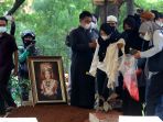 pemakaman-jenazah-dorce-gamalama-dengan-protokol-covid-19_20220216_171231.jpg