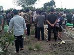 pemakaman-jenazah-ibu-mertua-sekda-lamongan.jpg