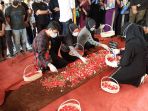 pemakaman-jenazah-pramugara-sriwijaya-air-sj-182-okky-bisma_20210115_120837.jpg