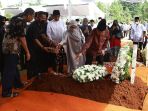 pemakaman-ketua-dewan-pers-azyumardi-azra_20220920_123905.jpg