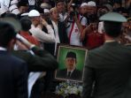 pemakaman-kh-hasyim-muzadi_20170316_213751.jpg