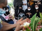 pemakaman-komedian-sapri-pantun-banyak-dihadiri-artis_20210511_181917.jpg