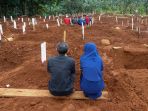 pemakaman-korban-covid-19-dengan-protokol-kesehatan_20200416_163853.jpg