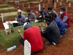 pemakaman-korban-covid-19-dengan-protokol-kesehatan_20200416_164037.jpg