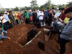 pemakaman-korban-kecelakaan-maut-truk-kontainer-di-bekasi_20220831_192241.jpg