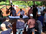 pemakaman-korban-perampokan_20180406_112653.jpg