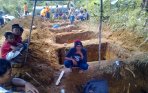 pemakaman-massal-korban-tanah-longsor-banjarnegara_20141214_213930.jpg