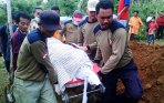 pemakaman-massal-korban-tanah-longsor-banjarnegara_20141214_214357.jpg