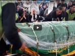pemakaman-musisi-yockie-suryo-prayogo-diiringi-hujan-lebat_20180206_171050.jpg