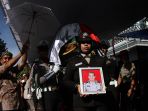pemakaman-polisi-korban-terduga-teroris_20180516_213704.jpg