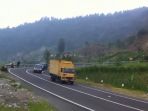 pemandangan-jalur-jalan-raya-sarangan-magetan-yang-cukup-curam_20181018_104716.jpg