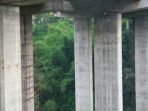pemanjat-bergelantungan-di-jembatan-cisomang-1_20161224_193740.jpg