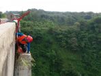 pemanjat-bergelantungan-di-jembatan-cisomang-2_20161224_193807.jpg
