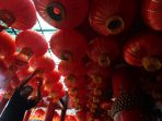pemasangan-lampion-jelang-imlek_20170125_174153.jpg