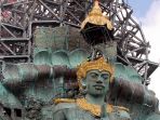pemasangan-mahkota-patung-garuda-wisnu-kencana_20180520_212906.jpg