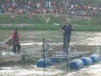 pemasangan-perangkap-besi-untuk-selamatkan-buaya-berkalung-ban.jpg