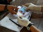 pembagian-bantuan-sosial-bagi-warga-terdampak-covid-19_20200501_172539.jpg