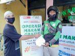 pembagian-paket-nasi-boks-di-warteg-putri.jpg