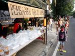 pembagian-takjil-gratis-dengan-menerapkan-jarak-fisik_20200512_211012.jpg