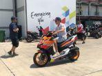 pembalap-besutan-repsol-honda-marc-marquez-tengah-asyik-menunggangi-motornya.jpg