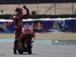 pembalap-ducati-asal-italia-francesco-bagnaia-melambai-kepada-para-penggemar.jpg