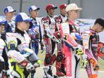 pembalap-idemitsu-honda-team-asia-andi-farid-izdihar-dan-yuki-kunii-topi-merah.jpg