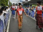 pembalap-mancanegara-kenakan-sarung-dan-songkok_20170930_113534.jpg