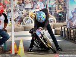 pembalap-melakukan-ritual-memiringkan-motornya-sebelum-start.jpg
