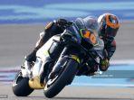 pembalap-mooney-vr46-racing-luca-marini-berkompetisi-pada-sesi-latihan.jpg
