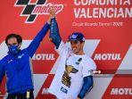 pembalap-suzuki-ecstar-joan-mir-dengan-manajer-tim-davide-brivio-usai-juara-dunia-motogp-2020.jpg