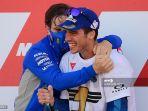 pembalap-suzuki-ecstar-joan-mir-juara-dunia-motogp-dengan-manajer-tim-davide-brivio.jpg