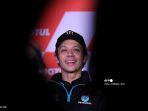 pembalap-yamaha-srt-italia-valentino-rossi-berpidato.jpg
