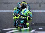 pembalap-yamaha-srt-italia-valentino-rossi-meninggalkan-pit-saat-sesi-latihan-bebas.jpg