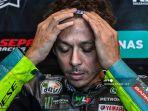 pembalap-yamaha-srt-italia-valentino-rossi-menunggu-di-dalam-kotak-pit-lane.jpg