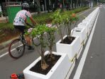 pembatas-jalur-sepeda-jalan-sudirman-jakarta-dari-beton_20210225_190039.jpg