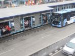 pembatasan-operasi-transjakarta-penumpang-menumpuk-di-halte_20200316_140346.jpg
