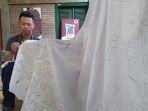 pembatik-penyandang-tunarungu-sedang-mengerjakan-karya-batiknya.jpg