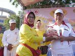 pemberian-souvenir-pada-ketua-yayasan-jantung-indonesia-cabang-utama-jatim.jpg