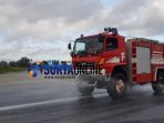 pembersihan-landasan-bandara-banyuwangi-yang-sempat-tertutup-abu_20180703_132447.jpg