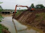 pembersihan-saluran-drainase-oleh-astra-infra-cipali.jpg