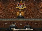 pembicara-datuk-azhar-azizan-harun-berbicara-selama-sidang-khusus-parlemen.jpg