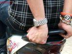 pembonceng-sering-berpegangan-pada-behel-motor.jpg