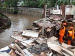 pembongkaran-bangunan-semi-permanen-kali-krukut_20161012_224525.jpg